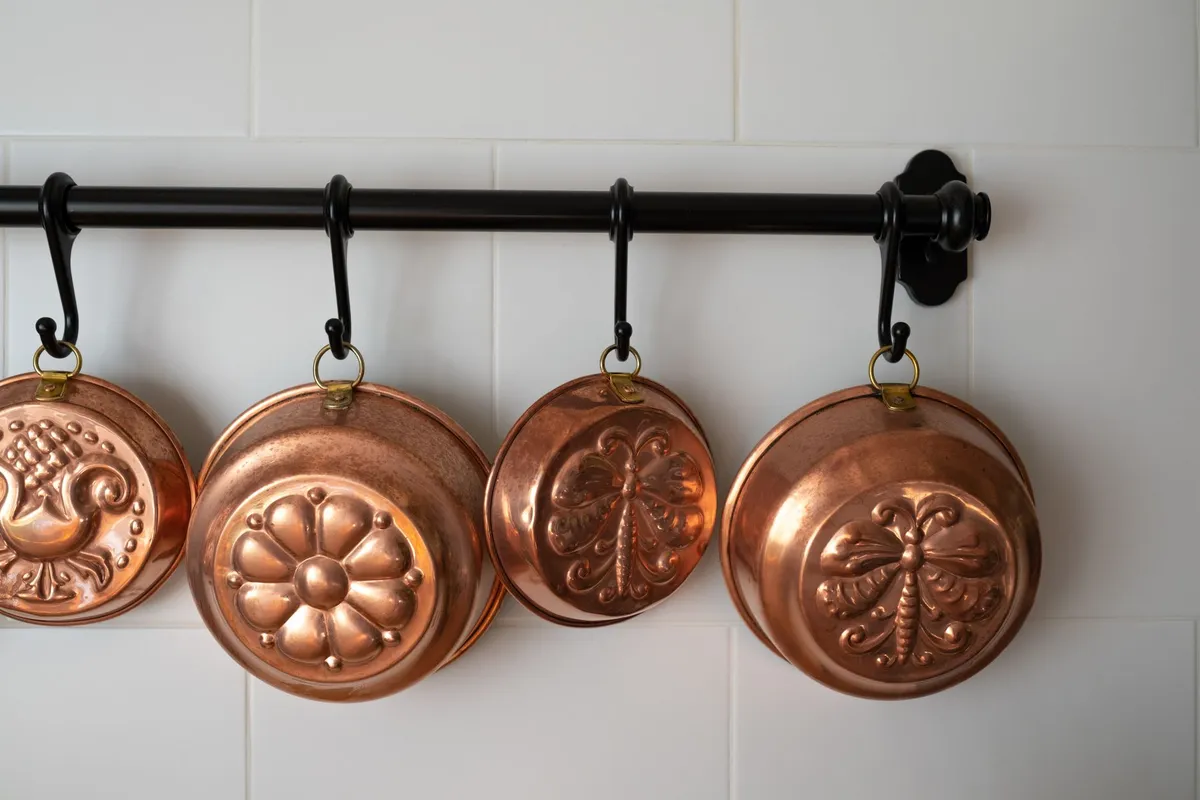 La dinanderie : cuivre, laiton et bronze sur la table et en cuisine